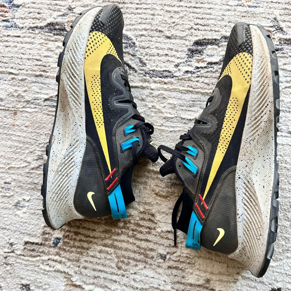 Nike Men's Black and Gold Athletic Shoes